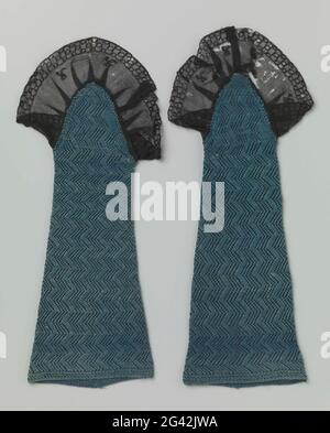 Mitaine aus blauer Seide. Blaue Seidenmitaine mit offen gearbeiteten Zick-Saw-Streifen. Getrimmt mit getriebenen schwarzen Tüll. Stockfoto