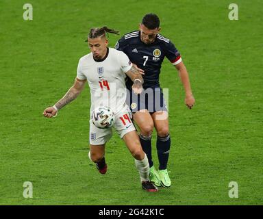 London, Großbritannien. Juni 2021. John McGinn aus Schottland stellt sich während des UEFA-Europameisterschaftsspiel im Wembley Stadium, London, gegen Kalvin Phillips aus England. Bildnachweis sollte lauten: David Klein / Sportimage Stockfoto