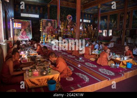 Buddhistische Mönche vom Vipassana Dhura Mandala Meditationszentrum essen in der Udong Pagode, Oudong (Udong), Kampong Speu, Kambodscha, Asien zu Mittag Stockfoto