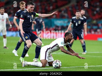 Der englische Raheem Sterling (rechts) reagiert nach einem Angriff des schottischen Fußballers Andrew Robertson während des UEFA Euro 2020 Gruppe D-Spiels im Wembley Stadium, London. Bilddatum: Freitag, 18. Juni 2021. Stockfoto