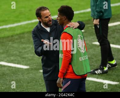 London, Großbritannien. Juni 2021. Gareth Southgate, der Manager von England, bringt den Engländer Marcus Rashford während des UEFA-Europameisterschaftsspiel im Wembley Stadium, London, mit. Bildnachweis sollte lauten: David Klein / Sportimage Stockfoto