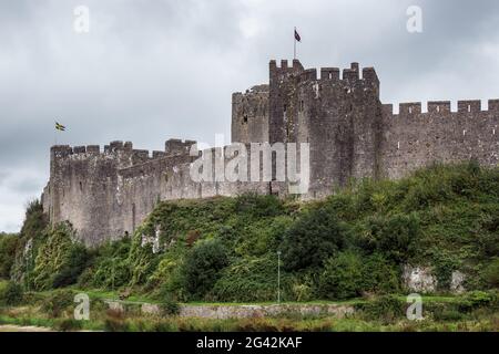 PEMBROKE, PEMBROKESHIRE/UK - 15. SEPTEMBER: Blick auf das Schloss am Pembroke Pembrokeshire am 15. September 2019 Stockfoto