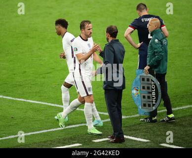 London, Großbritannien. Juni 2021. Gareth Southgate, der Manager von England, bringt den Engländer Marcus Rashford für Harry Kane während des UEFA-Europameisterschaftsspiel im Wembley Stadium, London, mit. Bildnachweis sollte lauten: David Klein / Sportimage Stockfoto