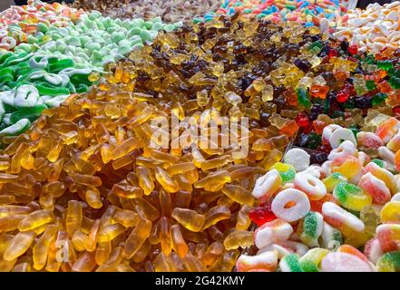 Nahaufnahme eines Hintergrunds von bunten Süßigkeiten von Zuckerbonbons. Sortiment lecker lecker lecker lecker Stockfoto