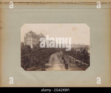 Pferdekäse am Ufer der Themse in London mit Hotel Cecil und Savoy im Hintergrund. Teil des Reisealbums mit Sehenswürdigkeiten in England, der Schweiz, Frankreich und Deutschland. Stockfoto