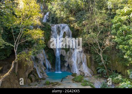 Luftaufnahme der herrlichen Kuang Si Wasserfälle inmitten üppiger Dschungelvegetation, Kuang Si, Luang Prabang Provinz, Laos, Asien Stockfoto