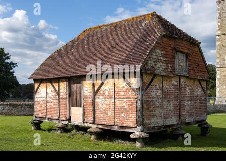 MIDHURST, WEST SUSSEX/UK - 1. SEPTEMBER : Blick auf den mittelalterlichen Getreidespeicher von Cowdray Castle, der auf Toadstools aufgestellt ist, um Ratten den Zugang zu verhindern Stockfoto