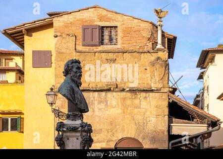 Florenz, Toskana/Italien - Oktober 18: Statue von Benvenuto Cellini auf die Brücke Ponte Vecchio in Florenz am 18. Oktober 2019 Stockfoto