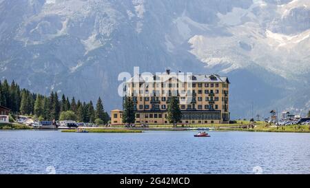 MISURINA-SEE, VENETIEN/ITALIEN - AUGUST 9 : Blick auf den Misurina-See bei Auronzo di Cadore, Venetien, Italien am 9. August 2020. Unidenti Stockfoto