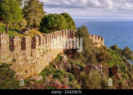 Blick über die Burgmauer von Alanya an der türkischen Riviera, der Türkei, Westasien Stockfoto
