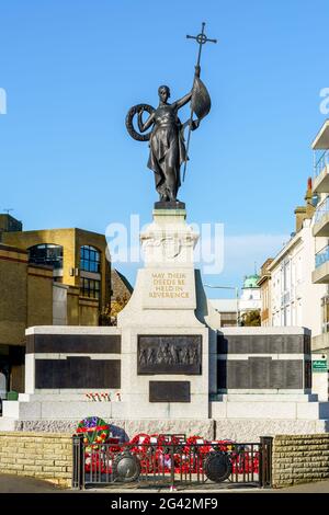 FOLKESTONE, Kent/UK - 12. NOVEMBER: Blick auf das Kriegerdenkmal in Folkestone am 12. November 2019 Stockfoto