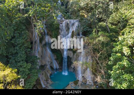 Luftaufnahme der herrlichen Kuang Si Wasserfälle inmitten üppiger Dschungelvegetation, Kuang Si, Luang Prabang Provinz, Laos, Asien Stockfoto