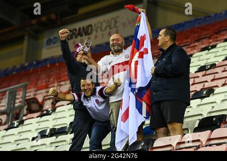 Wigan, Großbritannien. Juni 2021. Hull K R Fans feiern nach dem Seitensieg über wigan in, am 6/18/2021. Quelle: SIPA USA/Alamy Live News Stockfoto