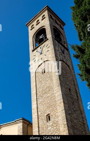 BERGAMO, Lombardei/ITALIEN - 5. Oktober: Glockenturm des Hl. Apostels Thomas Kirche in Bergamo Italien am 5. Oktober, 2019 Stockfoto