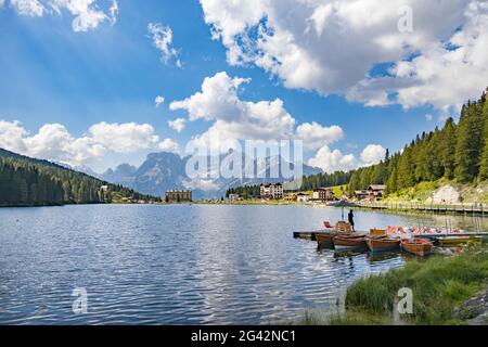 MISURINA-SEE, VENETIEN/ITALIEN - AUGUST 9 : Blick auf den Misurina-See bei Auronzo di Cadore, Venetien, Italien am 9. August 2020. Unidenti Stockfoto