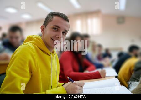 Schüler, der sich Notizen während des Studiums in der High School Stockfoto