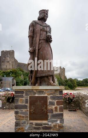 PEMBROKE, PEMBROKESHIRE/UK - SEPTEMBER 15 : Statue von Henry VII vor dem Schloss von Pembroke Pembrokeshire am 15. September 20 Stockfoto