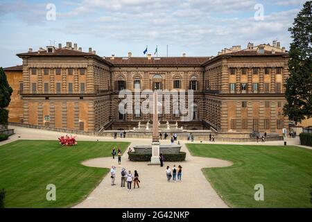 FLORENZ, TOSKANA/ITALIEN - OKTOBER 20 : Blick in den Boboli-Gärten auf den Palazzo Pitti Florenz am 20. Oktober 2019. Nicht identifiziertes p Stockfoto