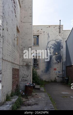 BRISTOL, Großbritannien - 14. Mai: Woman's Portrait Graffiti an einer Wand in Bristol am 14. Mai 2019 Stockfoto