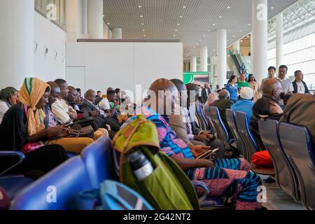 Addis Abeba, Äthiopien – 23. April 2019: Lokale Passagiere checken ihre Telefone und Tablets, während sie in der Abflughalle des internationalen Fluggastes Bole warten Stockfoto