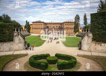 FLORENZ, TOSKANA/ITALIEN - OKTOBER 20 : Blick in den Boboli-Gärten auf den Palazzo Pitti Florenz am 20. Oktober 2019. Nicht identifiziertes p Stockfoto