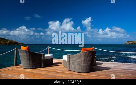 Aussichtsplattform mit Blick auf das Meer. Zwei Liegestühle vor dem Hotel, St. Baths. Stockfoto