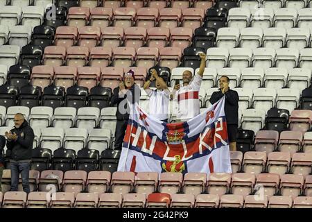 Wigan, Großbritannien. Juni 2021. Wigan, Großbritannien. Juni 2021. Einige Hull KR-Fans, die es ins Spiel geschafft haben, feiern die Niederlage von Wigan Warriors 8-18 nach dem letzten Pfiff in Wigan, Großbritannien am 6/18/2021. Quelle: SIPA USA/Alamy Live News Stockfoto