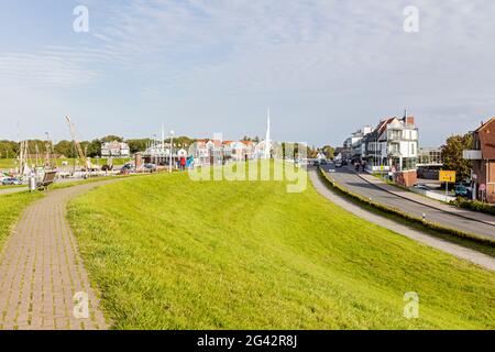 Fußweg auf dem Deich, Bensersiel, Ostfriesland, Niedersachsen, Deutschland Stockfoto