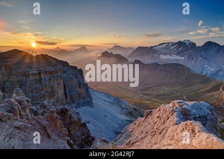 Sonnenaufgang über Antelao, Pelmo, Civetta und Marmalada, von der Sellagruppe, Sellagruppe, Dolomiten, UNESCO-Weltnaturerbe Dolomiten, Venetien, Ehrw Stockfoto