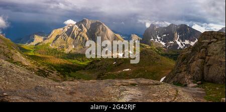 Majestätische Berglandschaft mit Warbonnet Peak und Warrior, Cirque of the Towers, Shoshone National Forest, Fremont County, Wyoming, USA Stockfoto