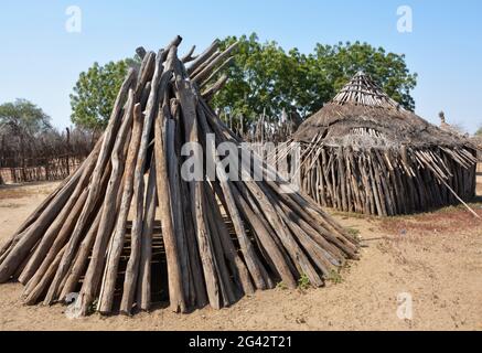 Äthiopien; Region der südlichen Nationen; traditionelle Hütten im Dorf Kolcho; unterer Omo-Fluss; Omo-Tal Stockfoto