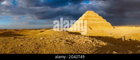 Gestufte Pyramide von Djoser gegen Sturmwolken, Saqqara, Al Badrashin, Gizeh Governate, Ägypten Stockfoto