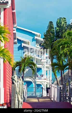 Bunte Häuser und Palmen in einem Ferienort in Varadero, Kuba Stockfoto