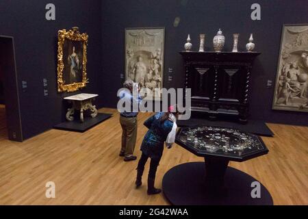 Besucher auf Zaal von oben gesehen. Zaal aus der Perspektive des Gemäldes 'Portrait einer jungen Frau' von Isaack Lutichuys Stockfoto