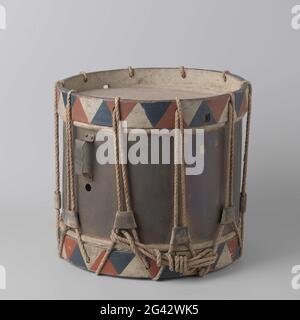 Drom, altes Modell der Bögen. Bräutigam der Miliz. Der Messingkessel ist beidseitig mit einer Kalbsscheibe versehen, die durch einen Reifen gehalten und mittels eines Spanners mit Traktoren und Schrauben gespannt wird. Beide Reifen sind mit einem Dreieckmotiv in den Farben rot, weiß und blau verziert. Mit eingravierten Zahlen: 1855-30. Stockfoto