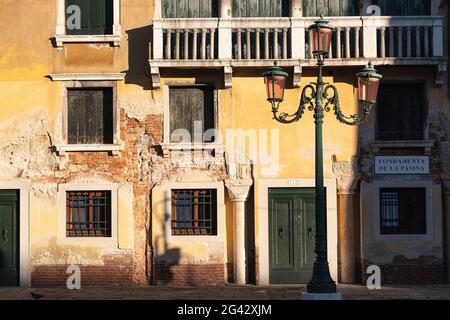 Detailaufnahme einer Hausfassade entlang des Canale Grande, Venedig, Venetien, Italien, Europa Stockfoto