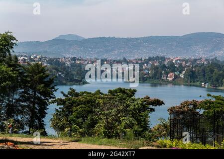 Blick über den Kivu-See mit der Stadt Bukavu in der Demokratischen Republik Kongo in der Ferne, Cyangugu, Kamembe, Westprovinz, Ruanda, Afr Stockfoto