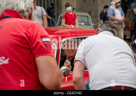 Civita Castellana, Italien. Juni 2021. Ein Auto fährt in Orvieto während der dritten Etappe der Mille Miglia 2021 am 18. juni 2021 in Orvieto, Italien. Foto von Gianluca Checchi/New Reporter/LiveMedia Kredit: Independent Photo Agency/Alamy Live News Stockfoto