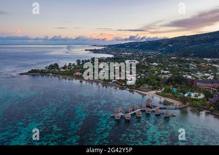 Luftaufnahme des Tahiti Ia Ora Beach Resort (verwaltet von Sofitel) mit Überwasser-Bungalows bei Sonnenuntergang, in der Nähe von Papeete, Tahiti, Windward Islands, Französisch Stockfoto