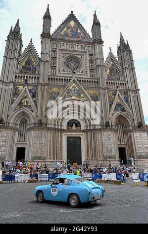 Civita Castellana, Italien. Juni 2021. Ein Auto fährt in Orivieto während der dritten Etappe der Mille Miglia 2021 am 18. juni 2021 in Orvieto, Italien. Foto von Umberto Favretto/New Reporter / LM Credit: Live Media Publishing Group/Alamy Live News Stockfoto