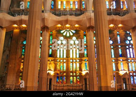 Barcelona, Spanien - 15. Dezember 2019: Buntfenster aus der Sagrada Familia in Barcelona, Spanien. Stockfoto