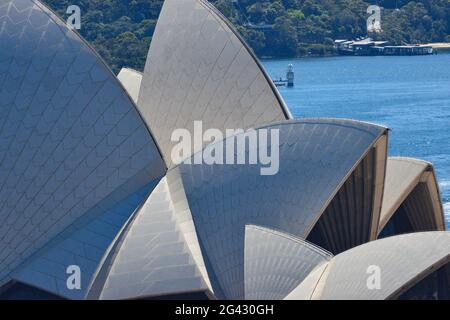Das Opernhaus in der Nähe mit dem Hafen im Hintergrund, Sydney, New South Wales, Australien Stockfoto