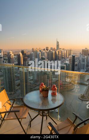 Blick von einem Apartment über den Yachthafen von Dubai, Tisch mit Stühlen, Terrasse, Dubai, Vereinigte Arabische Emirate Stockfoto