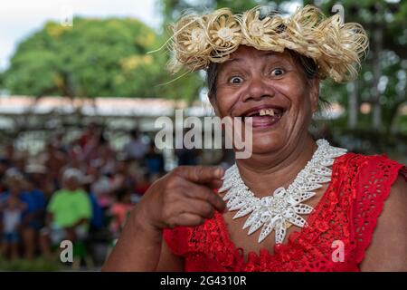 Fröhliche tahitische Frau lächelt mit fehlenden Zähnen bei einem Kulturfestival, Papeete, Tahiti, Windward Islands, Französisch-Polynesien, Südpazifik Stockfoto