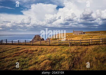 Die Pointe du Van mit der Chapelle Saint-they (17. Jahrhundert) an einem stürmischen Tag im September, Cornouaille, Bretagne, Frankreich, Europa Stockfoto