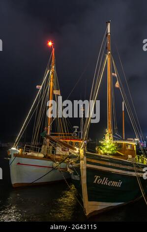 Traditionelle Seeleute im Museumshafen von Heiligenhafen zur Weihnachtszeit, Ostsee, Ostholstein, Schleswig-Holstein, Deutschland Stockfoto