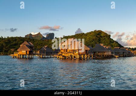 Überwasser-Bungalows des Conrad Bora Bora Nui Resort, Bora Bora, Leeward Islands, Französisch-Polynesien, Südpazifik Stockfoto