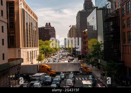 New York, USA. Juni 2021. Fahrzeuge verstopfen die Tenth Avenue in New York und nähern sich dem Lincoln Tunnel am Freitag, den 18. Juni 2021. Verkehrsreporter sagen, dass es 90 Minuten dauern muss, bis die Stadt über den Lincoln Tunnel und 60 Minuten am Holland Tunnel entkommen ist. (Foto von Richard B. Levine) Quelle: SIPA USA/Alamy Live News Stockfoto