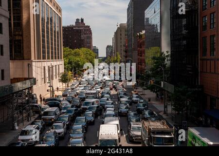 New York, USA. Juni 2021. Fahrzeuge verstopfen die Tenth Avenue in New York und nähern sich dem Lincoln Tunnel am Freitag, den 18. Juni 2021. Verkehrsreporter sagen, dass es 90 Minuten dauern muss, bis die Stadt über den Lincoln Tunnel und 60 Minuten am Holland Tunnel entkommen ist. (ÂPhoto von Richard B. Levine) Quelle: SIPA USA/Alamy Live News Stockfoto