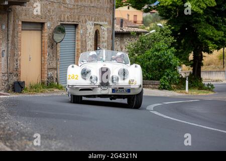 Orvieto, Italien. Juni 2021. Ein Jaguar XK 120 Ots Roadster aus dem Jahr 1954 kommt in Orvieto an. Quelle: Stephen Bisgrove/Alamy Live News Stockfoto